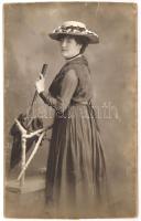 cca 1910 Czullik Inez, Czullik Ágost, a Liechtenstein hercegi kertek igazgatója lányának fotója, keményhátú fotó Kürti D. Dezső soproni műterméből, körbevágott, 17x11 cm