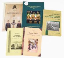 5 db katonai felsőoktatás témájú könyv (közte két dedikált): Ács Tibor: Bolyai János a bécsi császári-királyi mérnökakadémián 1818-1823. (Megjelent 450 példányban.); A magyar hadi főtanoda 1848-1849. évi története. (Dedikált! Megjelent 300 példányban.); M. Szabó Miklós: A magyar katonai felsőoktatás története 1947-1956.; Zrínyi-Bolyai Nyugállományúak Klubja - Jubileumi emlékkönyv.; Zrínyi Miklós Nemzetvédelmi Egyetem - A Magyar Tudomány Napja és doktorrá avatás 1999. (Dedikált!) Vegyes állapotban.
