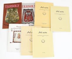 A Hadtörténeti Múzeum és a Hadtörténelmi Levéltár kiadványai, össz. 7 db: Hazatért gyűjtemények. Kiállítás a Hadtörténeti Múzeumban.; Tarsoly. Vezérlő kalauz, különféle traktátumok. (2 db); Ada acta. A Hadtörténelmi Levéltár évkönyve. (1998., 1999., 2000., 2002.) Kiadói papírkötés, vegyes állapotban.