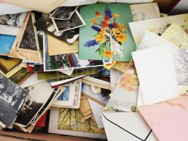 cca 1900-2000 Vegyes közepes doboznyi papírrégiség tétel, fotók, képeslapok, levelek stb, többségébe...