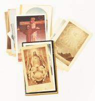 cca 1930-1980 Vegyes szentkép tétel, kb. 20-25 db, valamint közte 2 db régebbi keményhátú fotóval, rajta papokkal.
