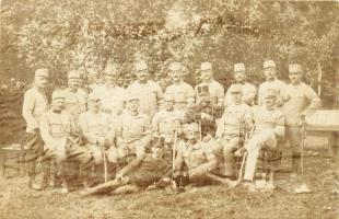 cca 1910-1915 Katonatisztek szablyákkal, fotólap, 13,5x9 cm