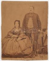 cca 1880-1900 Előkelő házaspár portréja, keményhátú fotó, hátoldalán német és magyar nyelvű felirattal, kissé sérült, körbevágva, 18x14,5 cm