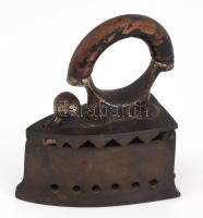 Régi kisméretű vasaló, benne talppal, m: 12 cm