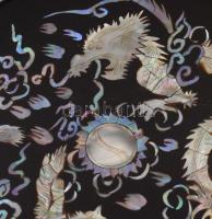 Hatoldalú lakkozott díszdoboz, gyöngyház berakásos főnixmadár díszítéssel, d: 25 cm