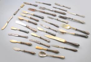 30 db ezüst (Ag) nyelű evőeszköz, részben csont, jelzettek