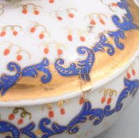 Zsolnay bonbonniere, egyedi festéssel Kézzel festett, jelzett (Orbán Gizi), kis kopással d: 14 cm