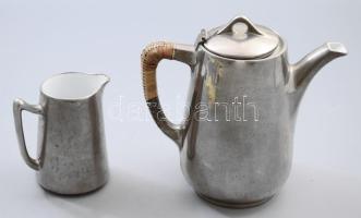 Régi teáskanna és tejkiöntő, ezüstözött rézlemezzel bevont porcelán, m: 12-21 cm