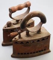 2 darab régi vasaló, egyik sérült, h: 18-19 cm