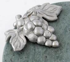 Márvány tálca, fém szőlő díszítménnyel, d: 30,5 cm