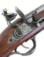 Replika kovás puska öngyújtó, jó állapotban, h: 37 cm