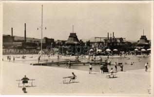 Budapest XIII. Margitsziget, Palatinus strandfürdő, háttérben budai gyárak. photo