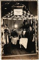 Sinkovicz Mária fehérnemű és kézimunka szalon reklám pavilonja egy kiállításon. photo (Rb)