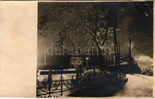 1934 Budapest V. Fővám tér télen, Szabadság híd pesti hídfő a vámszedőházakkal este, villamos. photo (EK)