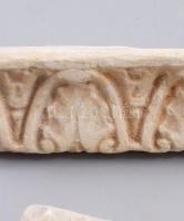 4 darab stukkótöredék és párkánytöredék. Feltehetően 15-17. sz. 3 darab stukkó és egy mészkő, h: 7-1...