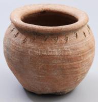 Gyorskorongolt edény. Árpád-kor környéke, aljánál sérüléssel, d: 13,5 cm, m: 12 cm /// Fast-wheel-thrown vessel. Around the Árpádian period. Damaged at the base. Diameter: 13.5 cm, height: 12 cm.
