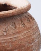 Gyorskorongolt edény. Árpád-kor környéke, aljánál sérüléssel, d: 13,5 cm, m: 12 cm /// Fast-wheel-th...