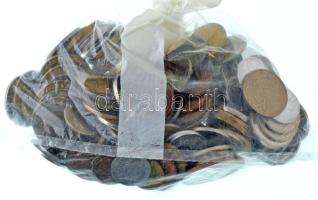 Vegyes külföldi fémpénz tétel ~600g-os súlyban T:vegyes Mixed coins from diff countries in int he weight of ~600g C:mixed