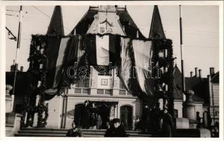1938 Kassa, Kosice; Bevonulás, vasútállomás magyar zászlókkal és címerrel / entry of the Hungarian troops, railway station. photo