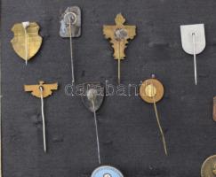 Vegyes 18db-os vegyes, főleg régi zománcozott jelvény tétel, közte magyar címer, cserkész, vallási t...