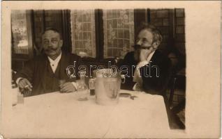 1912 Budapest XIV. Gundel étterem terasza, Felpéczi Ihász Aladár (1856-1919) újságíró, költő, ügyvéd, író, szövegíró, lapszerkesztő és Feszty Árpád (1856-1914) festőművész. Hátoldalon Ihász "Hulló levelek" verse Holló Lajosnének (Iszer Sarolta) címezve Kiskunfélegyházára - photo (EK)
