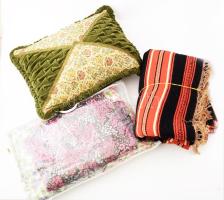 Dupla ágyra való régebbi ágytakaró + ágynemű + díszpárna, jó állapotban.