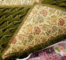 Dupla ágyra való régebbi ágytakaró + ágynemű + díszpárna, jó állapotban