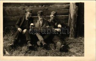 1944 Vác, magyar katonák olvassák a Pesti Hírlapot. photo