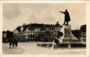 Kecskemét, Kossuth szobor, autóbusz (tűnyomok / pinholes)