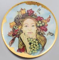 Hollóházi porcelán dísztál Faragó Miklós (1947- ) által tervezett: A négy évszak - Ősz dekorral. Limitált szériás. Kézzel sorszámozott: 1555/1999, levonóképes, aranyozott, jelzett, hibátlan, d: 31 cm