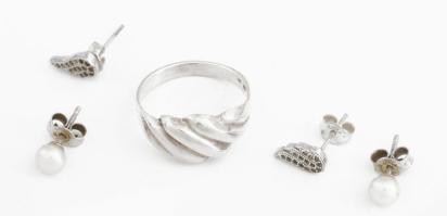 Ezüst (Ag) gyűrű m: 56 + 2 pár fülbevaló, jelzett, bruttó: 4,1g