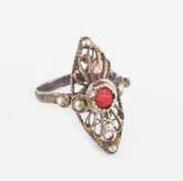 Ezüst (Ag) filigrán gyűrű, piros kővel, kissé deformált, jelzett, m: 53, bruttó: 3,6g