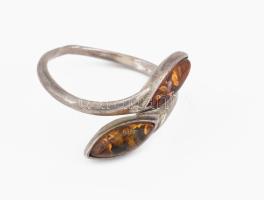Ezüst (Ag) gyűrű, borostyán berakással, jelzett, m:55, bruttó: 2,4g