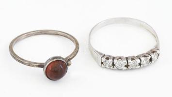 2 darab ezüst (Ag) gyűrű, egyik borostyán kővel, jelzett, m: 52 és 54, bruttó: 2,3g