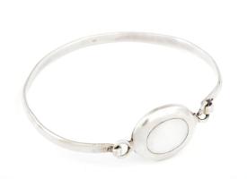 Ezüst (Ag) karkötő, jelzett, holdkő berakással, bruttó: 12,1g