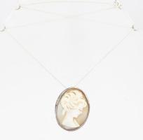 Ezüst (Ag) láncon ezüst (Ag) foglalatos kámea, jelzett, bruttó: 6,2g, h: 19 cm