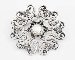 Ezüst (Ag) filigrán bross gyönggyel, cserélt tűvel, jelzés nélkül, 7g