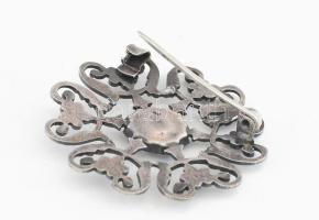 Ezüst (Ag) filigrán bross gyönggyel, cserélt tűvel, jelzés nélkül, 7g