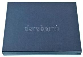 Érem- és plakett-tartó kazetta egy kivehető tálca nélkül, összesen 12db, 50x50mm-es férőhellyel. Használt, de jó állapotban.