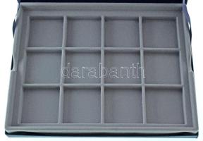 Érem- és plakett-tartó kazetta egy kivehető tálca nélkül, összesen 12db, 50x50mm-es férőhellyel. Has...