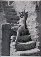 cca 1968 Lépcsőn napozó aktmodell, szolidan erotikus felvétel, 1 db modern nagyítás, jelzés nélkül, 21x15 cm