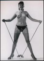 cca 1965 ,,Csusszanni kéne már!", szolidan erotikus felvétel, 1 db modern nagyítás, jelzés nélkül, 21x15 cm