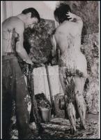 cca 1968 Ludwig Hoffenreich (1902-1975) bécsi performansz képzőművész felvétele (Aktmodell a festővászon előtt), 1 db modern nagyítás, jelzés nélkül, a néhai Népművelési Intézet képzőművészeti referensének gyűjteményéből, 1 db modern nagyítás, jelzés nélkül, 21x15 cm