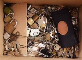 Doboznyi cca 1 kg lakat és kulcs tétel.