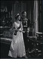 cca 1966 Yousuf Karsh (1908-2002) kanadai fotóművész felvétele (Erzsébet királynő és Fülöp herceg), 1 db modern nagyítás, jelzés nélkül, a néhai Fotó újság archívumából,21x15 cm