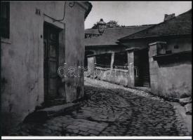 1916 Kertész Andor (később André Kertész) (1894-1985) magyar (később francia - amerikai) fotóművész felvétele (Tabán), 1 db modern nagyítás, jelzés nélkül, 15x21 cm