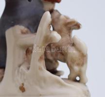 cca 1930, német fiút megharapó kutya figura, jelzett, m: 10,5 cm