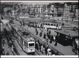 cca 1968 Budapest, villamosok a Moszkva téren, 1 db modern nagyítás, jelzés nélkül, 15x21 cm