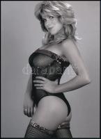 cca 1984 Samantha Fox brit énekesnő és fotómodell a pálya kezdetén, 1 db modern nagyítás, jelzés nélkül, a néhai Lapkiadó Vállalat archívumából, 21x15 cm