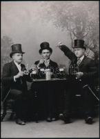 cca 1900 Söröző, kártyázó társaság, 1 db modern nagyítás, jelzés nélkül, 21x15 cm